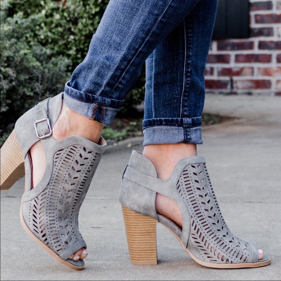 🔥 LAST PAIR Size 8 🔥Carly Suede Peep Toe Bootie - Picture 3 of 4